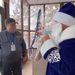 Жаңа жыл мерекесімен құттықттап, ризашылық белгісі ретінде шағын жаңа жылдық сыйлықтарын табыстап қайтты…